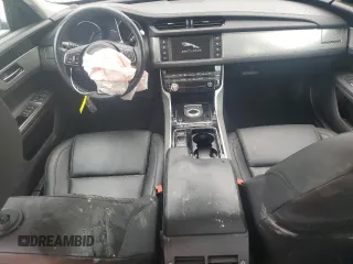 2017 Jaguar XF 35t Premium z VIN SAJBJ4BV8HCY39220, wystawiony jako Copart lot #52955365 z przebiegiem 47 469 mil mil oraz Szkoda całkowita • Salvage title. Historia ofert i sprzedaży dostępna na DreamBid. Obrazek 8.