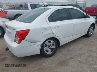2014 Chevrolet Sonic LS z VIN 1G1JA5SH9E4180377, wystawiony jako IAAI lot #41839198 z przebiegiem 156 357 mil mil oraz . Historia ofert i sprzedaży dostępna na DreamBid. Obrazek 4.
