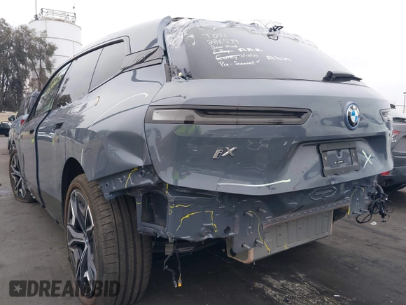 2025 BMW iX xDrive50 z VIN WB523CF07SCT32782, wystawiony jako IAAI lot #42097770 z przebiegiem 3 447 mil mil oraz . Historia ofert i sprzedaży dostępna na DreamBid. Obrazek 6.