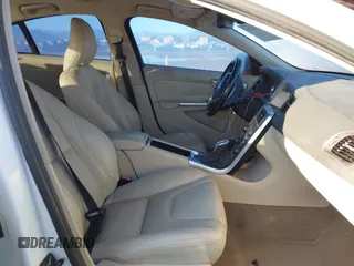 2013 Volvo S60 T5 Premier z VIN YV1612FS8D2207610, wystawiony jako IAAI lot #41752739 z przebiegiem Nie podano mil oraz . Historia ofert i sprzedaży dostępna na DreamBid. Obrazek 5.