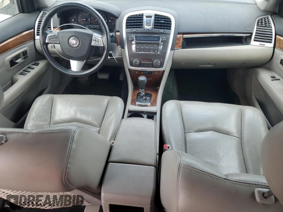 2009 Cadillac SRX RWD z VIN 1GYEE637990137951, wystawiony jako Copart lot #47473825 z przebiegiem 188 592 mil mil oraz Czysty tytuł • Clean title. Historia ofert i sprzedaży dostępna na DreamBid. Obrazek 8.
