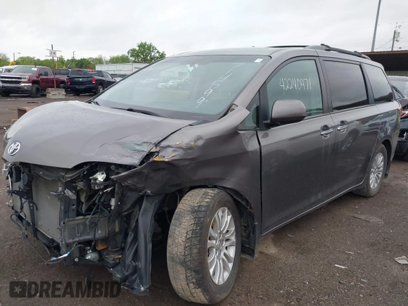 2016 Toyota Sienna XLE z VIN 5TDYK3DC3GS714599, wystawiony jako IAAI lot #42240471 z przebiegiem 135 746 mil mil oraz . Historia ofert i sprzedaży dostępna na DreamBid. Obrazek 2.