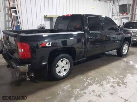 2011 Chevrolet Silverado 1500 LTZ with VIN 3GCPKTE33BG361069, listed as a IAAI auction lot 41274810 with 302,715 mi miles. Bid and sale history available at carsss.com. Image 4.