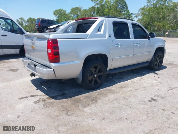 2013 Chevrolet Avalanche LTZ with VIN 3GNTKGE71DG159947, listed as a IAAI auction lot 42040745 with 155,226 mi miles. Bid and sale history available at carsss.com. Image 4.
