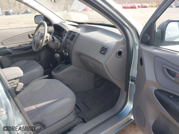 2009 Hyundai Tucson GLS with VIN KM8JM12B99U037949, listed as a IAAI auction lot 41935047 with 137,591 mi miles. Bid and sale history available at carsss.com. Image 5.
