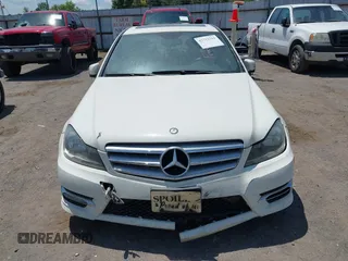 2012 Mercedes-Benz C 300 Sport z VIN WDDGF8BB9CR195595, wystawiony jako IAAI lot #42733339 z przebiegiem 221 125 mil mil oraz . Historia ofert i sprzedaży dostępna na DreamBid. Obrazek 12.