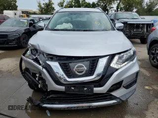 2017 Nissan Rogue SV z VIN KNMAT2MV4HP610774, wystawiony jako Copart lot #67486424 z przebiegiem 106 847 mil mil oraz Czysty tytuł • Clean title. Historia ofert i sprzedaży dostępna na DreamBid. Obrazek 5.