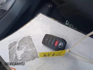 2025 Toyota Camry LE z VIN 4T1DAACK0SU500801, wystawiony jako IAAI lot #42123753 z przebiegiem 11 742 mil mil oraz . Historia ofert i sprzedaży dostępna na DreamBid. Obrazek 11.