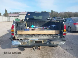 2005 GMC Sierra 1500HD SLT z VIN 1GTGK13U35F811518, wystawiony jako IAAI lot #41436920 z przebiegiem 227 019 mil mil oraz . Historia ofert i sprzedaży dostępna na DreamBid. Obrazek 16.