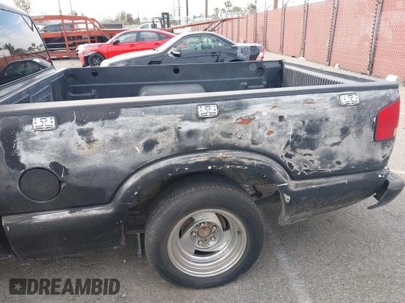 2000 Chevrolet S-10 LS with VIN 1GCCS19W2Y8170281, listed as a IAAI auction lot 41687414 with 186,332 mi miles. Bid and sale history available at carsss.com. Image 13.
