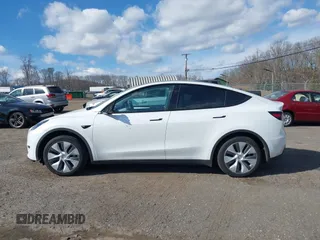 2024 Tesla Model Y with VIN 7SAYGDED2RF089010, listed as a IAAI auction lot 41630222 with 18,366 mi miles and . Bid and sale history available at carsss.com. Image 14.