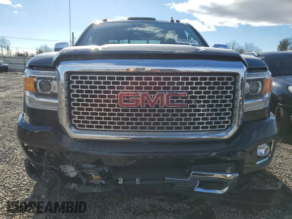 2017 GMC Sierra 2500HD Denali z VIN 1GT12UEG1HF104744, wystawiony jako Copart lot #43969425 z przebiegiem 129 674 mil mil oraz Szkoda całkowita • Salvage title. Historia ofert i sprzedaży dostępna na DreamBid. Obrazek 5.