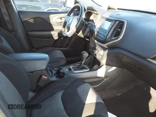 2017 Jeep Cherokee Altitude z VIN 1C4PJLAB3HW508050, wystawiony jako IAAI lot #41430524 z przebiegiem 120 819 mil mil oraz . Historia ofert i sprzedaży dostępna na DreamBid. Obrazek 5.