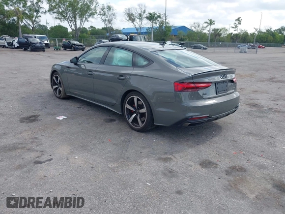2023 Audi A5 Sportback S line Premium Plus z VIN WAUFACF56PA038023, wystawiony jako IAAI lot #42074137 z przebiegiem 15 998 mil mil oraz . Historia ofert i sprzedaży dostępna na DreamBid. Obrazek 3.