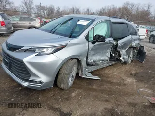 2021 Toyota Sienna XLE with VIN 5TDYRKEC1MS068172, listed as a IAAI auction lot 41557339 with 35,734 mi miles. Bid and sale history available at carsss.com. Image 17.