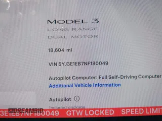 2022 Tesla Model 3 Long Range z VIN 5YJ3E1EB7NF180049, wystawiony jako IAAI lot #42188963 z przebiegiem 18 604 mil mil oraz . Historia ofert i sprzedaży dostępna na DreamBid. Obrazek 7.