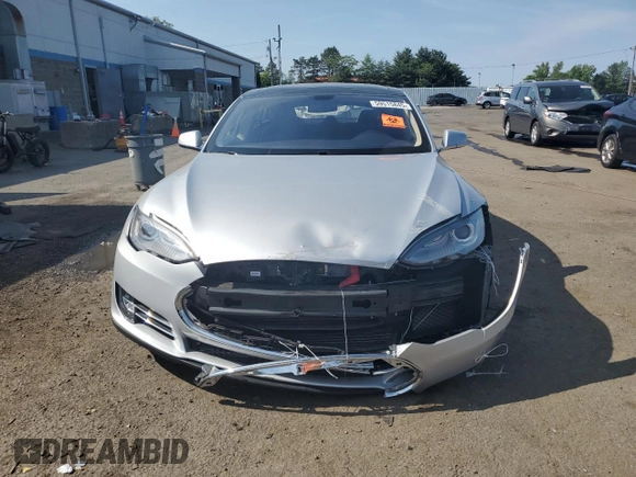 2013 Tesla Model S z VIN 5YJSA1CG9DFP06427, wystawiony jako Copart lot #59515845 z przebiegiem 49 446 mil mil oraz Szkoda całkowita • Salvage title. Historia ofert i sprzedaży dostępna na DreamBid. Obrazek 5.