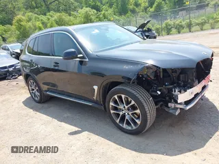 2025 BMW X5 xDrive40i z VIN 5UX23EU08S9Z43354, wystawiony jako IAAI lot #42482374 z przebiegiem 5 602 mil mil oraz . Historia ofert i sprzedaży dostępna na DreamBid. Obrazek 1.