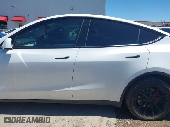 2022 Tesla Model Y Long Range z VIN 7SAYGDEE3NF426481, wystawiony jako IAAI lot #42076729 z przebiegiem 21 648 mil mil oraz . Historia ofert i sprzedaży dostępna na DreamBid. Obrazek 14.