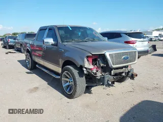 2005 Ford F-150 XLT z VIN 1FTRW12W45KC33940, wystawiony jako IAAI lot #42582396 z przebiegiem 233 217 mil mil oraz . Historia ofert i sprzedaży dostępna na DreamBid. Obrazek 1.