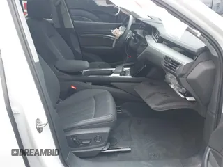 2023 Audi e-tron Premium Plus z VIN WA1LAAGE8PB006137, wystawiony jako IAAI lot #41974875 z przebiegiem 21 728 mil mil oraz . Historia ofert i sprzedaży dostępna na DreamBid. Obrazek 5.