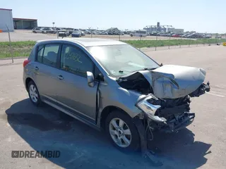 2009 Nissan Versa S z VIN 3N1BC13E59L413564, wystawiony jako IAAI lot #42247632 z przebiegiem 196 500 mil mil oraz . Historia ofert i sprzedaży dostępna na DreamBid. Obrazek 1.