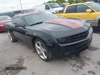 2013 Chevrolet Camaro LT z VIN 2G1FF1E3XD9121527, wystawiony jako IAAI lot #42340833 z przebiegiem 51 950 mil mil oraz . Historia ofert i sprzedaży dostępna na DreamBid. Obrazek 1.