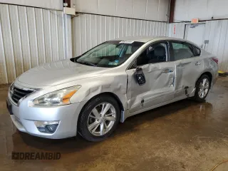 2015 Nissan Altima SV z VIN 1N4AL3AP0FC151748, wystawiony jako Copart lot #56634995 z przebiegiem 160 334 mil mil oraz Szkoda całkowita • Salvage title. Historia ofert i sprzedaży dostępna na DreamBid. Obrazek 1.
