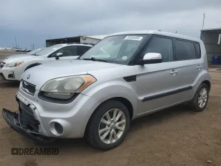 2013 Kia Soul + z VIN KNDJT2A67D7572769, wystawiony jako Copart lot #58556485 z przebiegiem 142 906 mil mil oraz Szkoda całkowita • Salvage title. Historia ofert i sprzedaży dostępna na DreamBid. Obrazek 1.