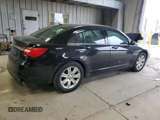 2011 Chrysler 200 Touring z VIN 1C3BC1FB0BN614507, wystawiony jako Copart lot #58739285 z przebiegiem 233 806 mil mil oraz Nie do naprawy • Non repairable. Historia ofert i sprzedaży dostępna na DreamBid. Obrazek 3.