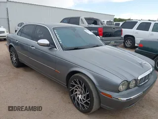 2004 Jaguar XJ z VIN SAJEA74C44SG09199, wystawiony jako IAAI lot #42349555 z przebiegiem 179 596 mil mil oraz . Historia ofert i sprzedaży dostępna na DreamBid. Obrazek 1.