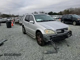 2005 Mercedes-Benz M 500 z VIN 4JGAB75E35A532559, wystawiony jako Copart lot #85321484 z przebiegiem 305 999 mil mil oraz Szkoda całkowita • Salvage title. Historia ofert i sprzedaży dostępna na DreamBid. Obrazek 11.