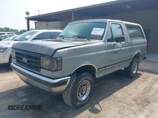 1989 Ford Bronco XL z VIN 1FMEU15NXKLA14330, wystawiony jako IAAI lot #42429531 z przebiegiem 82 009 mil mil oraz . Historia ofert i sprzedaży dostępna na DreamBid. Obrazek 2.