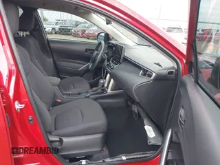 2023 Toyota Corolla Cross LE z VIN 7MUCAAAG4PV047301, wystawiony jako IAAI lot #42107515 z przebiegiem 27 137 mil mil oraz . Historia ofert i sprzedaży dostępna na DreamBid. Obrazek 5.