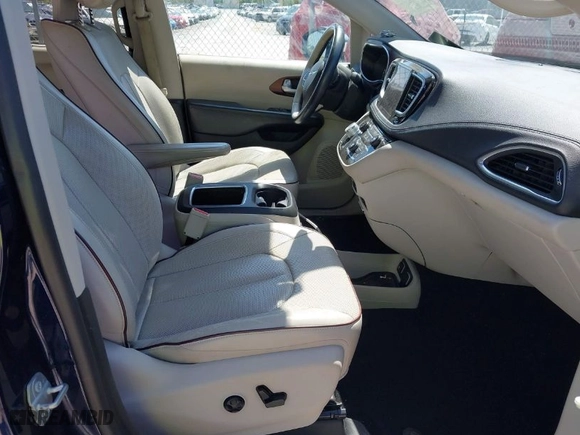 2017 Chrysler Pacifica Limited with VIN 2C4RC1GG5HR531414, listed as a IAAI auction lot 41951438 with 94,676 mi miles. Bid and sale history available at carsss.com. Image 5.