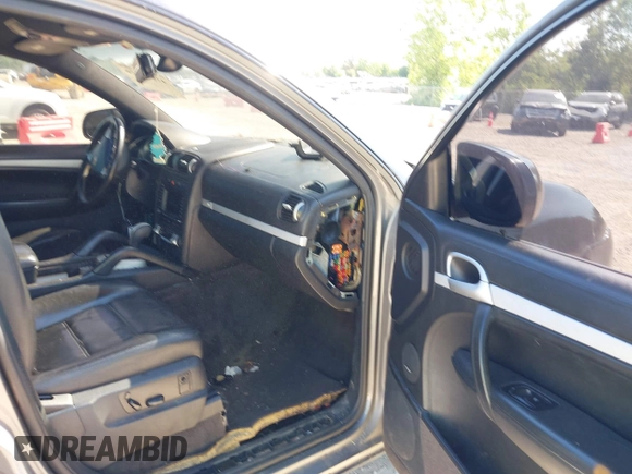 2008 Porsche Cayenne S z VIN WP1AB29P08LA45961, wystawiony jako IAAI lot #42660676 z przebiegiem 170 369 mil mil oraz . Historia ofert i sprzedaży dostępna na DreamBid. Obrazek 5.