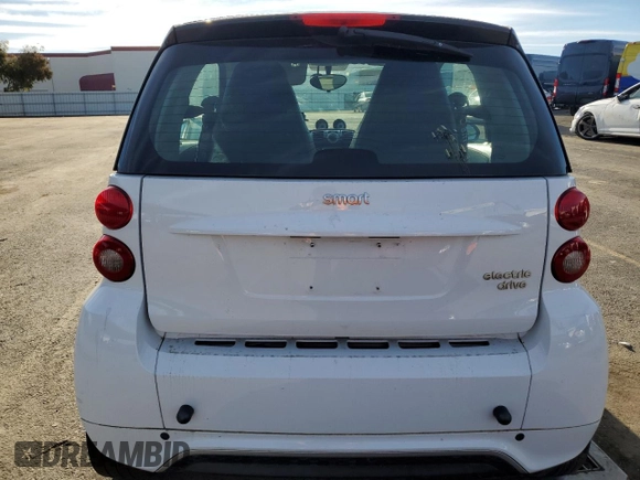 2013 Smart fortwo Passion z VIN WMEEJ9AA6DK725631, wystawiony jako Copart lot #85617364 z przebiegiem Nie podano mil oraz Tytuł czysty. Historia ofert i sprzedaży dostępna na DreamBid. Obrazek 6.