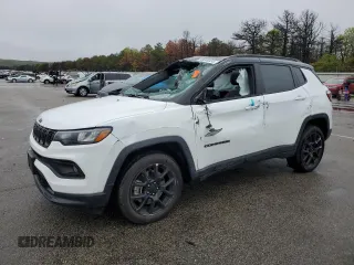 2024 Jeep Compass Latitude z VIN 3C4NJDBNXRT106152, wystawiony jako Copart lot #55049335 z przebiegiem 4 944 mil mil oraz Szkoda całkowita • Salvage title. Historia ofert i sprzedaży dostępna na DreamBid. Obrazek 1.