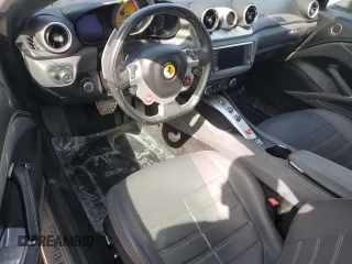2015 Ferrari California T z VIN ZFF77XJA3F0206563, wystawiony jako Copart lot #73751534 z przebiegiem Nie podano mil oraz Szkody całkowita. Historia ofert i sprzedaży dostępna na DreamBid. Obrazek 8.