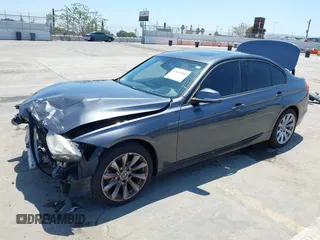 2013 BMW 3 Series 328i z VIN WBA3C1C59DF441157, wystawiony jako IAAI lot #42605980 z przebiegiem 151 701 mil mil oraz . Historia ofert i sprzedaży dostępna na DreamBid. Obrazek 2.