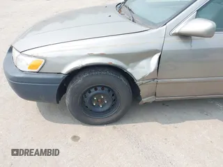 1998 Toyota Camry LE z VIN 4T1BG22K2WU278958, wystawiony jako IAAI lot #42422136 z przebiegiem 272 772 mil mil oraz . Historia ofert i sprzedaży dostępna na DreamBid. Obrazek 13.