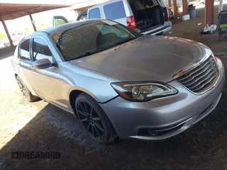 2014 Chrysler 200 Touring z VIN 1C3CCBBG7EN144847, wystawiony jako IAAI lot #42101298 z przebiegiem 137 453 mil mil oraz . Historia ofert i sprzedaży dostępna na DreamBid. Obrazek 1.