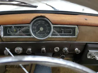 1960 Mercedes-Benz 190 z VIN 121110109509734, wystawiony jako Copart lot #78662184 z przebiegiem 47 740 mil mil oraz Tytuł czysty. Historia ofert i sprzedaży dostępna na DreamBid. Obrazek 9.