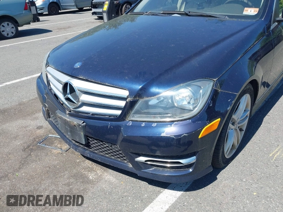 2013 Mercedes-Benz C 300 Sport z VIN WDDGF8AB6DR265878, wystawiony jako IAAI lot #42305750 z przebiegiem 138 585 mil mil oraz . Historia ofert i sprzedaży dostępna na DreamBid. Obrazek 6.