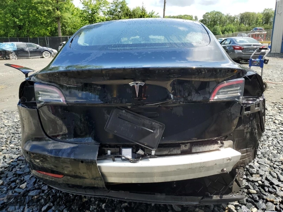 2022 Tesla Model 3 z VIN 5YJ3E1EA7NF185338, wystawiony jako Copart lot #57221875 z przebiegiem 134 215 mil mil oraz Szkoda całkowita • Salvage title. Historia ofert i sprzedaży dostępna na DreamBid. Obrazek 6.