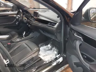 2020 BMW X1 xDrive28i z VIN WBXJG9C07L5P71792, wystawiony jako IAAI lot #41583132 z przebiegiem 150 095 mil mil oraz . Historia ofert i sprzedaży dostępna na DreamBid. Obrazek 5.