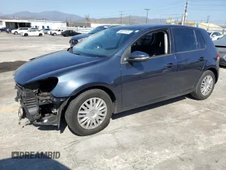 2013 Volkswagen Golf w/Conv & Sunroof z VIN WVWDB7AJ5DW138535, wystawiony jako Copart lot #56071615 z przebiegiem 61 824 mil mil oraz Szkoda całkowita • Salvage title. Historia ofert i sprzedaży dostępna na DreamBid. Obrazek 1.