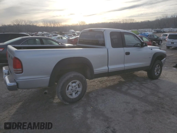 2002 Dodge Dakota z VIN 1B7GG42X22S511194, wystawiony jako Copart lot #42983195 z przebiegiem 131 808 mil mil oraz Szkoda całkowita • Salvage title. Historia ofert i sprzedaży dostępna na DreamBid. Obrazek 3.