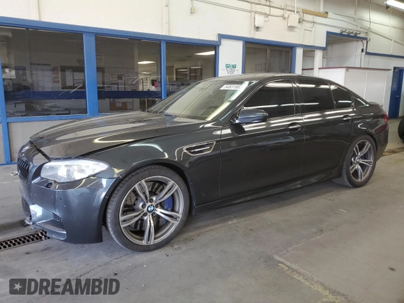 2013 BMW M5 z VIN WBSFV9C54DC773221, wystawiony jako Copart lot #54831865 z przebiegiem 127 949 mil mil oraz Czysty tytuł • Clean title. Historia ofert i sprzedaży dostępna na DreamBid. Obrazek 1.