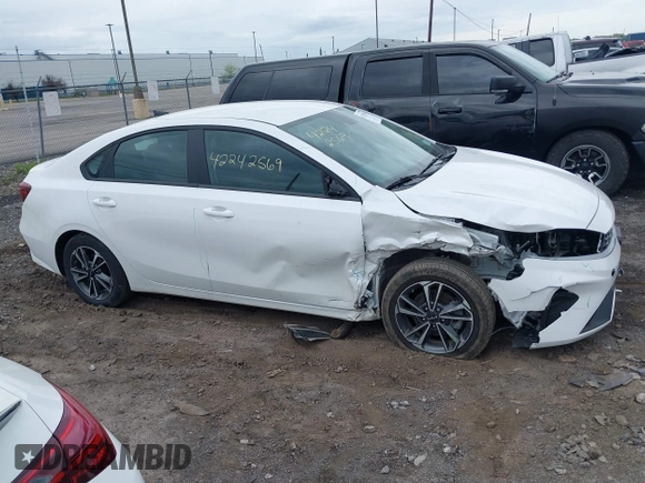 2023 Kia Forte LXS z VIN 3KPF24AD9PE657457, wystawiony jako IAAI lot #42242569 z przebiegiem 11 250 mil mil oraz . Historia ofert i sprzedaży dostępna na DreamBid. Obrazek 13.
